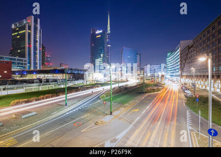 Ansicht der Unicredit Turm und Autos Wanderwege von der Avenue Luigi Sturzo während des Abends. Mailand, Lombardei, Italien. Stockfoto