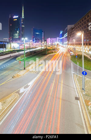 Ansicht der Unicredit Turm und Autos Wanderwege von der Avenue Luigi Sturzo während des Abends. Mailand, Lombardei, Italien. Stockfoto