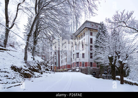 Blick auf die verlassenen Grand Hotel Campo dei Fiori während eines Winters Schneefall. Campo dei Fiori, Varese, Parco Campo dei Fiori, Lombardei, Italien. Stockfoto