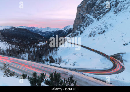 Leichte Spuren von Autos entlang den Kurven der Falzarego Pass, Livinallongo del Col di Lana, Belluno, Venetien, Italien Stockfoto