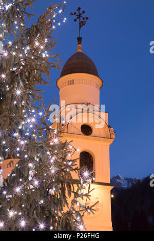 Der Glockenturm der Kirche von Agordo in der Weihnachtszeit, Agordo, Belluno, Venetien, Italien Stockfoto