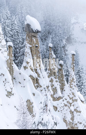 Perca/Percha, Provinz Bozen, Südtirol, Italien, Europa. Winter an der Erdpyramiden Stockfoto