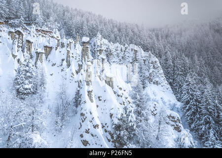 Perca/Percha, Provinz Bozen, Südtirol, Italien, Europa. Winter an der Erdpyramiden Stockfoto