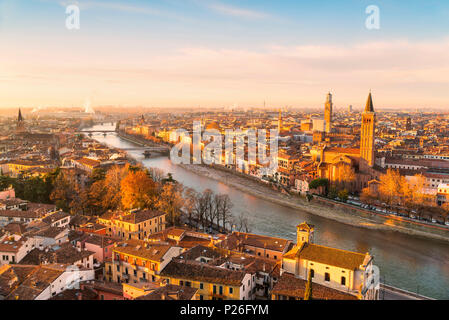 Verona, Venetien, Italien. Blick auf Verona von der Piazzale Castel San Pietro Stockfoto