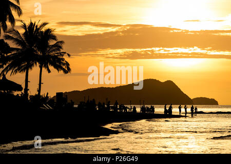 Las Cabanas am Strand bei Sonnenuntergang, El Nido, Palawan, Philippinen Stockfoto