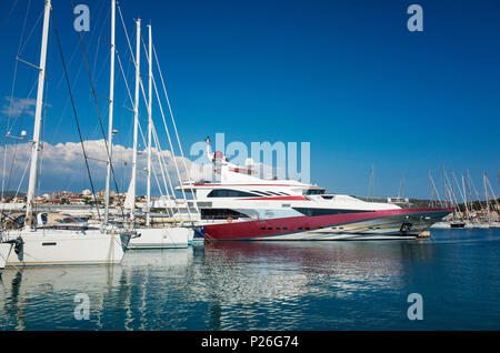 Rogoznica, Kroatien, 20. Mai 2018, schönen und sonnigen Frühling an der Adria, schön draußen der beliebten Touristenstadt mit blauem Himmel, Meer und Boote. Stockfoto