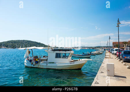 Rogoznica, Kroatien, 20. Mai 2018, schönen und sonnigen Frühling an der Adria, schön draußen der beliebten Touristenstadt mit blauem Himmel, Meer und Boote. Stockfoto