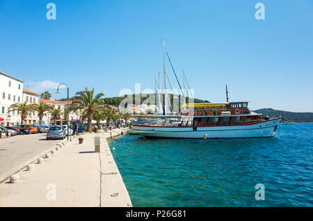 Rogoznica, Kroatien, 20. Mai 2018, schönen und sonnigen Frühling an der Adria, schön draußen der beliebten Touristenstadt mit blauem Himmel, Meer und Boote. Stockfoto