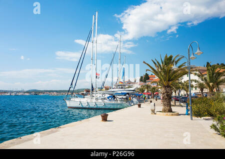 Rogoznica, Kroatien, 20. Mai 2018, schönen und sonnigen Frühling an der Adria, schön draußen der beliebten Touristenstadt mit blauem Himmel, Meer und Boote. Stockfoto