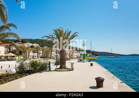 Rogoznica, Kroatien, 20. Mai 2018, schönen und sonnigen Frühling an der Adria, schön draußen der beliebten Touristenstadt mit blauem Himmel, Meer und Boote. Stockfoto