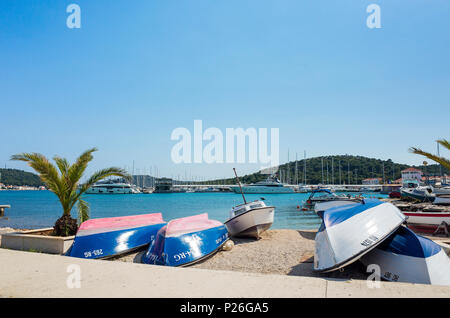 Rogoznica, Kroatien, 20. Mai 2018, schönen und sonnigen Frühling an der Adria, schön draußen der beliebten Touristenstadt mit blauem Himmel, Meer und Boote. Stockfoto