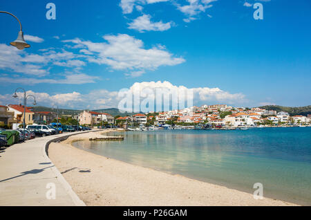 Rogoznica, Kroatien, 20. Mai 2018, schönen und sonnigen Frühling an der Adria, schön draußen der beliebten Touristenstadt mit blauem Himmel, Meer und Boote. Stockfoto