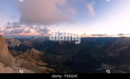 Panoramablick auf das Luftbild des Val di Fassa, Marmolada, Sass Pordoi, Dolomiten, Trentino Alto Adige, Italien Stockfoto