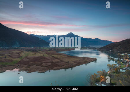 Dascio bei Sonnenaufgang, Naturschutzgebiet von Pian di Spagna, Sorico, Chiavenna Tals in der Provinz Como, Valtellina, Lombardei, Italien Stockfoto