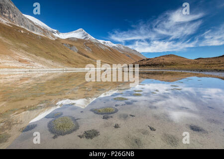 Berggipfel im Wasser spiegelt, Albula, Bergün, Graubünden, Engadin, Schweiz Stockfoto