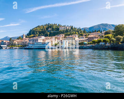 Panoramablick auf das Luftbild des Dorfes von Bellagio am Ufer des Comer Sees in der Provinz Como, Lombardei, Italien Stockfoto