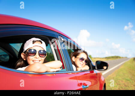 Glückliche Mutter und Tochter genießen Reise Stockfoto