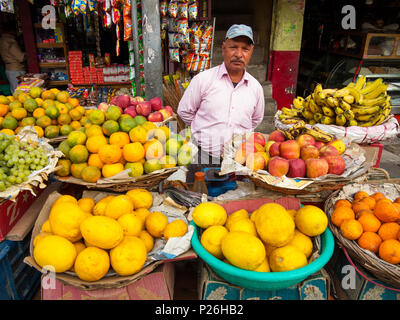 Obst in der Champawatt Stadt ausgeht, Kumaon Hügel, Uttarakhand, Indiaa Stockfoto