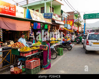 Obst in der Champawatt Stadt ausgeht, Kumaon Hügel, Uttarakhand, Indiaa Stockfoto