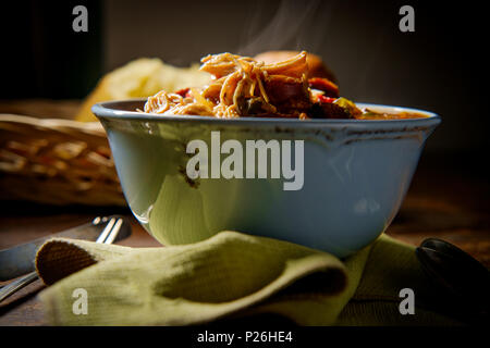 Spicy New Orleans Huhn und andouille Gumbo mit frisches knuspriges Brot Stockfoto