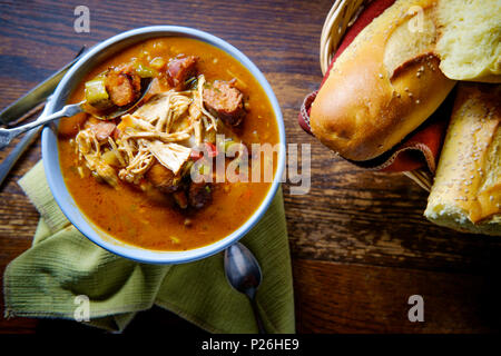 Spicy New Orleans Huhn und andouille Gumbo mit frisches knuspriges Brot Stockfoto