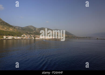 Monemvasia, Griechenland: Das Ufer der modernen Stadt und den Damm mit der mittelalterlichen Burg der Stadt von Monemvasia, als das "Gibraltar Griechenlands bekannt." Stockfoto