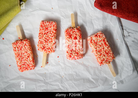 Emily Erdbeer Eis bars mit Kuchen Kekse Stockfoto