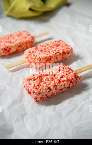 Emily Erdbeer Eis bars mit Kuchen Kekse Stockfoto