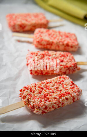 Emily Erdbeer Eis bars mit Kuchen Kekse Stockfoto