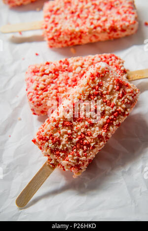 Emily Erdbeer Eis bars mit Kuchen Kekse Stockfoto