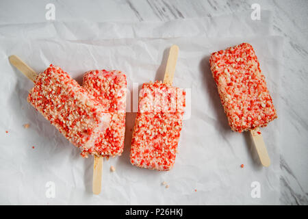 Emily Erdbeer Eis bars mit Kuchen Kekse Stockfoto