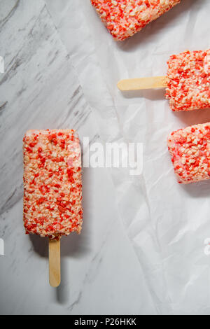 Emily Erdbeer Eis bars mit Kuchen Kekse Stockfoto