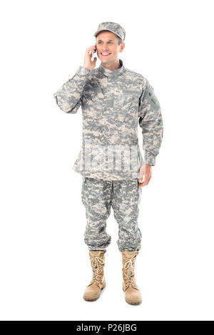Lächelnd militärischen Mann im Gespräch per Telefon isoliert auf weißem Stockfoto