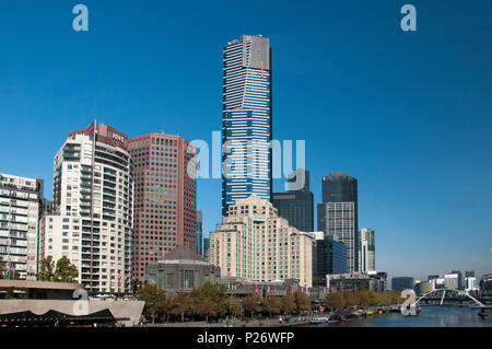 Die 297-meter Eureka Tower skyscraper Webstühle über dem Bezirk Southbank entlang des Yarra River in Melbourne, Australien Stockfoto