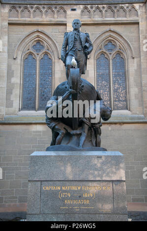 Statue des Pioneer Seefahrer und Entdecker Captain Matthew Flinders außerhalb die St Paul's Kathedrale in die Swanston Street, Melbourne, Australien Stockfoto