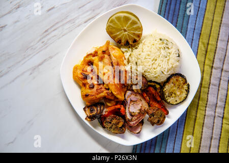 Mango mariniertes Huhn Schenkel mit gegrilltem Gemüse Stockfoto