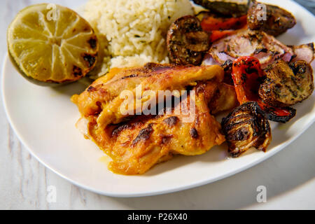 Mango mariniertes Huhn Schenkel mit gegrilltem Gemüse Stockfoto