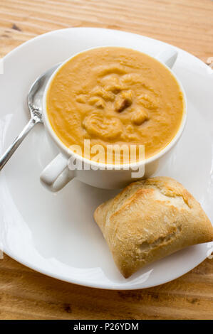 Frischen warmen marokkanischen gewürzte Kichererbsen Suppe mit Andouille Stockfoto