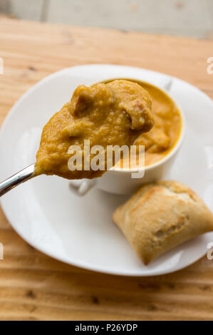 Frischen warmen marokkanischen gewürzte Kichererbsen Suppe mit Andouille Stockfoto