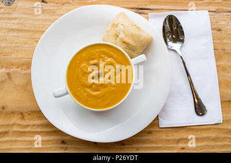 Frischen warmen marokkanischen gewürzte Kichererbsen Suppe mit Andouille Stockfoto