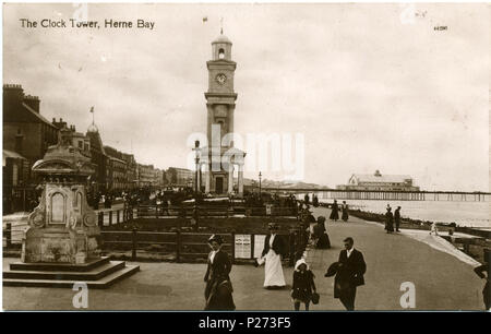 . Postkarte des Clock Tower und Portland Stein Brunnen der Stadt im Jahr 1888 von London Stadtrat Col. Horatio Davies, der Oberbürgermeister von London. Der Brunnen ist jetzt in einem versunkenen Garten gegenüber Telford Terrasse direkt am Meer. Die dritte Herne Bay Pier ist im Hintergrund. Punkte des Interesses das Foto kann auf 1910 datiert werden, weil die Grand Pier Pavillon, im Jahre 1910 erbaut, noch im Bau befindet sich auf der Rückseite. Die alte Nebel - Warnung Kanonen aus dem ersten Pier sind noch nicht auf den Stufen des Clock Tower. Ein Plakat in der Nähe des Clock Tower wirbt für die Fröhlichkeit Jungen, die verwendet Stockfoto