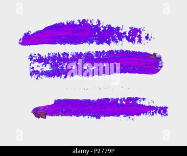 Violett Pinselstriche auf weißem Hintergrund. Stockfoto