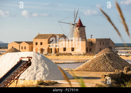 Pyramiden von Salz vor Infersa Windmühle, an der Küste Marsala Anschluss nach Trapani Provinz Trapani, Sizilien, Italien Stockfoto