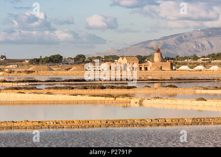 Salinen vor Infersa Mühle an der Küste Marsala Anschluss nach Trapani Provinz Trapani, Sizilien, Italien Stockfoto