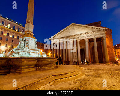 Pantheon und Brunnen der Piazza della Rotonda nach einem Schneefall Europa, Italien, Latium, Provinz Rom, Rom Stockfoto