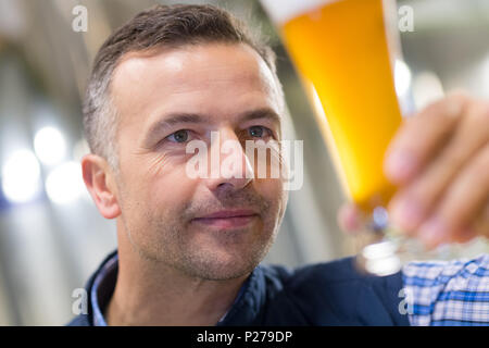 Portrait des Herstellers Bier in der Brauerei Stockfoto