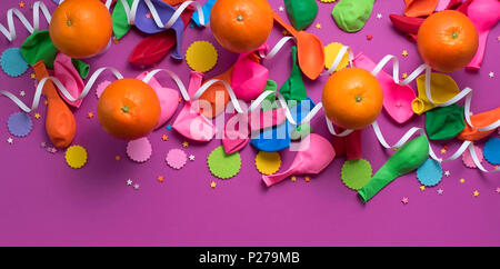 Banner Defokussierung festliche Poster Luftballons orange Konfetti Karneval Hintergrund Ultraviolett. Flach Top View Stockfoto