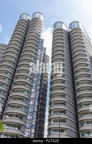 London, UK, 13. Juni 2018; vor kurzem abgeschlossene Luxus Apartment mit Blick auf die Themse Stockfoto