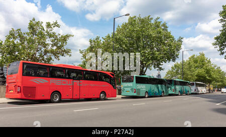 London, UK, 13. Juni 2018; Zeile von Bunten Reisebusse Parken an der Straße auf, Albert Embankment in London Stockfoto