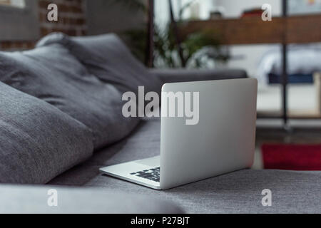 Nahaufnahme Blick auf Laptop liegend auf dem Sofa im Zimmer geöffnet Stockfoto